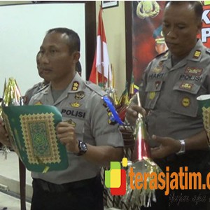 Kapolres Blitar AKBP Muji Ediyanto, memperlihatkan terompet yang terbuat dari bahan dari sampul Al-Qur'an