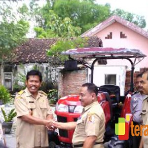Gapoktan Terima Bantuan Traktor Jumbo APBN Gapoktan Terima Bantuan Traktor Jumbo APBN