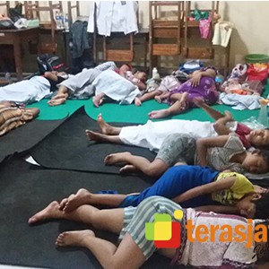 Pengungsi dari Desa Denanyar Kecamatan Jombang, memanfaatkan ruang kelas SDN Denanyar 2 untuk beristirahat, Jumat (1/1/2016) malam