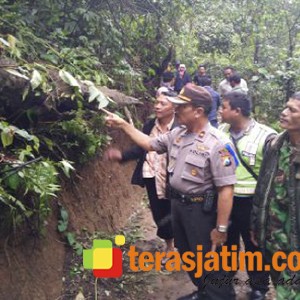 Kapolsek Wlingi Blitar dan jajaranya saat melihat lokasi kejadian