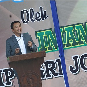 Menpora Imam Nahrawi, saat meresmikan sarana olah raga di Kampus STKIP PGRI Jombang Jawa Timur