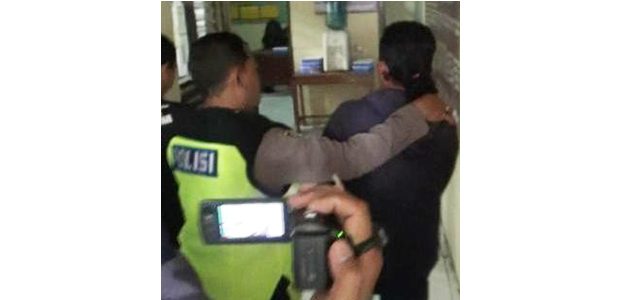 2 Pelaku Pembobolan Rumah di Blitar, Ditangkap Saat Jual Hasil Curiannya di Pasar 2 Pelaku Pembobolan Rumah di Blitar, Ditangkap Saat Jual Hasil Curiannya di Pasar