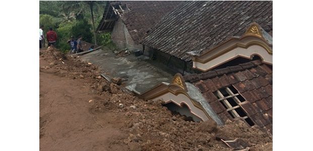 Bencana Longsor di Tumpuk Ponorogo, Ibu dan Anaknya Tewas Tertimbun Bencana Longsor di Tumpuk Ponorogo, Ibu dan Anaknya Tewas Tertimbun