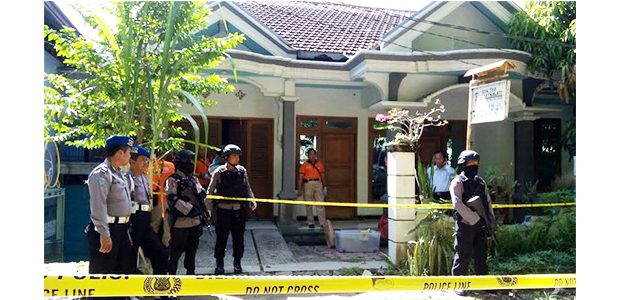 Densus 88 Gerebek Sebuah Rumah di Kota Magetan Densus 88 Gerebek Sebuah Rumah di Kota Magetan