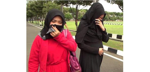 Dua Istri Taat Pribadi Diperiksa di Mapolda Jatim Dua Istri Taat Pribadi Diperiksa di Mapolda Jatim