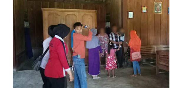 Isak Tangis Warnai Eksekusi Hak Asuh Anak di Maling Mati Bojonegoro Isak Tangis Warnai Eksekusi Hak Asuh Anak di Maling Mati Bojonegoro