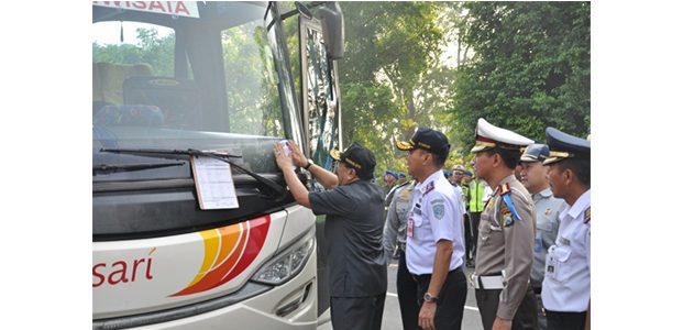 Gubernur Pimpin Apel Pasukan Pengamanan Angkutan Lebaran Terpadu Jatim Gubernur Pimpin Apel Pasukan Pengamanan Angkutan Lebaran Terpadu Jatim