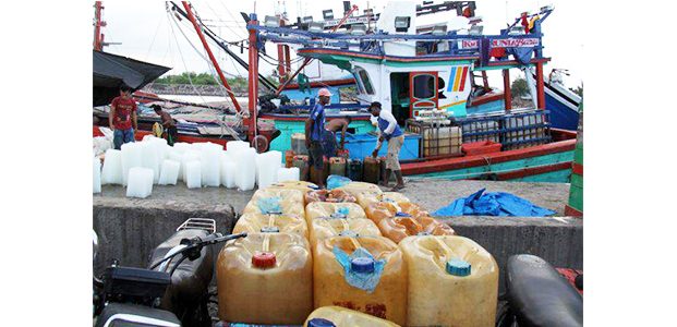 Harga Solar di Kepulauan Masalembu Sumenep Capai 15 Ribu per Liter Harga Solar di Kepulauan Masalembu Sumenep Capai 15 Ribu per Liter