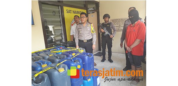 Jadi Pengepul Arak Jowo, Janda asal Nglegok Blitar Ditangkap Polisi Jadi Pengepul Arak Jowo, Janda asal Nglegok Blitar Ditangkap Polisi