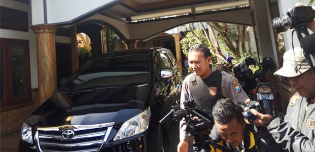 KPK Kembali Geledah Rumah Pribadi Walikota Malang Non Aktif KPK Kembali Geledah Rumah Pribadi Walikota Malang Non Aktif