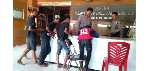 Kedapatan Mengamen di Jalanan, 6 Anak Punk di Kras Kediri Diamankan Kedapatan Mengamen di Jalanan, 6 Anak Punk di Kras Kediri Diamankan