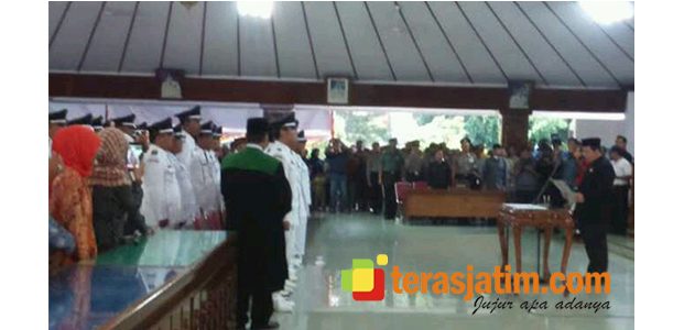 Lantik 32 Kades Baru, Bupati Bojonegoro Berpesan ADD dan DD Bukan Uang Pribadi Lantik 32 Kades Baru, Bupati Bojonegoro Berpesan ADD dan DD Bukan Uang Pribadi