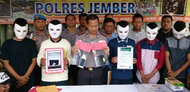 Polisi Tangkap 5 Remaja Penghasut Bentrokan Suporter Bola dan Pesilat di Jember Polisi Tangkap 5 Remaja Penghasut Bentrokan Suporter Bola dan Pesilat di Jember