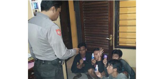 Mabuk Miras dan Bikin Onar, 4 Pemuda Tanggung di Bangsalsari Jember Ditangkap Mabuk Miras dan Bikin Onar, 4 Pemuda Tanggung di Bangsalsari Jember Ditangkap