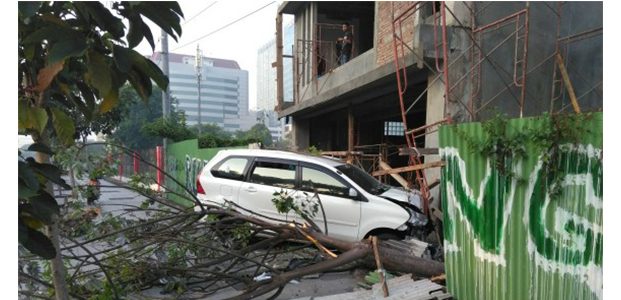 Pengemudi Mengantuk, Xenia Putih Seruduk Sepeda Motor dan Bangunan Pengemudi Mengantuk, Xenia Putih Seruduk Sepeda Motor dan Bangunan