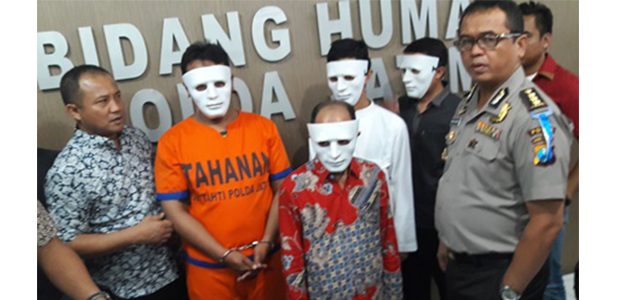 Polda Jatim Tangkap 4 Pria Penyebar Hoax di Medsos Polda Jatim Tangkap 4 Pria Penyebar Hoax di Medsos