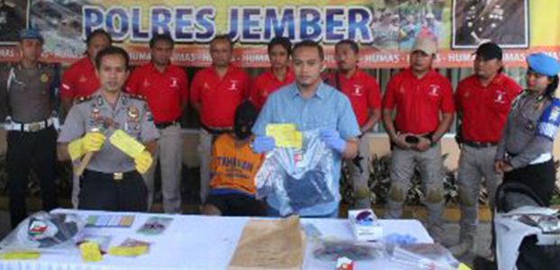 Polisi Tangkap Pelaku Pembunuhan Warga Banyuwangi di Sungai Curahtakir Jember Polisi Tangkap Pelaku Pembunuhan Warga Banyuwangi di Sungai Curahtakir Jember