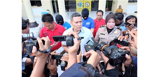 Polisi Tetapkan 2 Tersangka Terkait OTT di Kantor Imigrasi Tanjung Perak Polisi Tetapkan 2 Tersangka Terkait OTT di Kantor Imigrasi Tanjung Perak