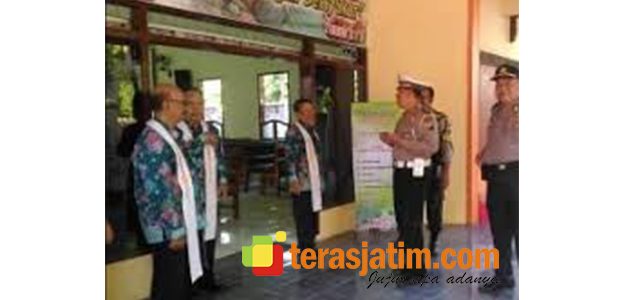 Polres Situbondo Lakukan Sterilisasi Gereja dan Sejumlah Titik Rawan Polres Situbondo Lakukan Sterilisasi Gereja dan Sejumlah Titik Rawan
