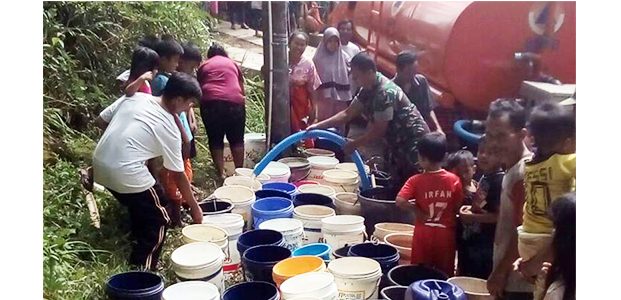 Puncak Kemarau, Pemprov Jatim Akan Dropping Air Bersih ke 201 Desa Yang Kekeringan Puncak Kemarau, Pemprov Jatim Akan Dropping Air Bersih ke 201 Desa Yang Kekeringan