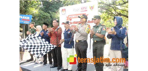 TNI Polri Amankan Deklarasi dan Pawai Kampanye Damai di Kota Kediri TNI Polri Amankan Deklarasi dan Pawai Kampanye Damai di Kota Kediri