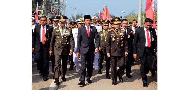 Terjebak Macet, Presiden Jokowi Berjalan Kaki 2 Km Menuju Lokasi Upacara HUT TNI Terjebak Macet, Presiden Jokowi Berjalan Kaki 2 Km Menuju Lokasi Upacara HUT TNI