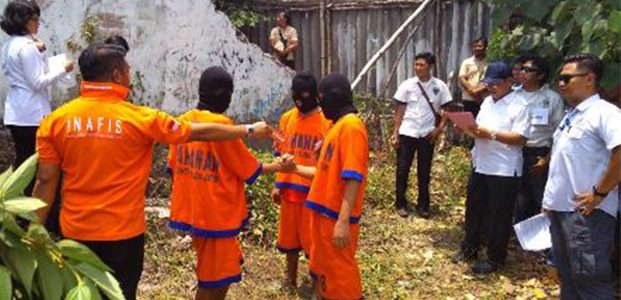 Tim Jatanras Polda Jatim Gelar Rekonstruksi Pembunuhan Sadis di Geluran Sidoarjo Tim Jatanras Polda Jatim Gelar Rekonstruksi Pembunuhan Sadis di Geluran Sidoarjo