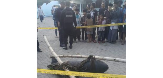 Warga Semen Kediri Temukan Benda Yang Diduga Bom di Sungai Gondak Warga Semen Kediri Temukan Benda Yang Diduga Bom di Sungai Gondak