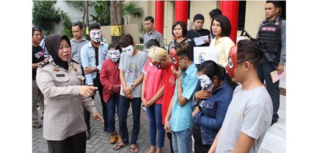 Polrestabes Surabaya Gerebek sebuah Homestay ‘Esek-Esek’ Polrestabes Surabaya Gerebek sebuah Homestay ‘Esek-Esek’