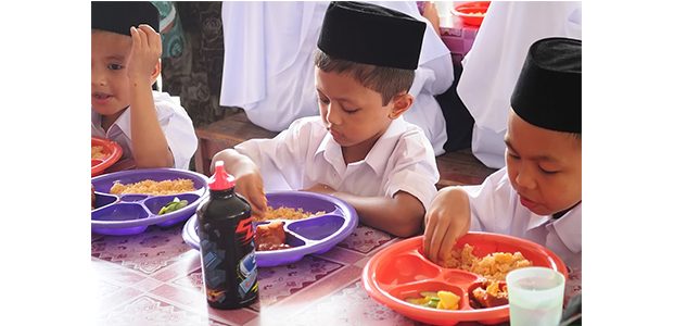 Manfaat Makan Tanpa Sendok Manfaat Makan Tanpa Sendok