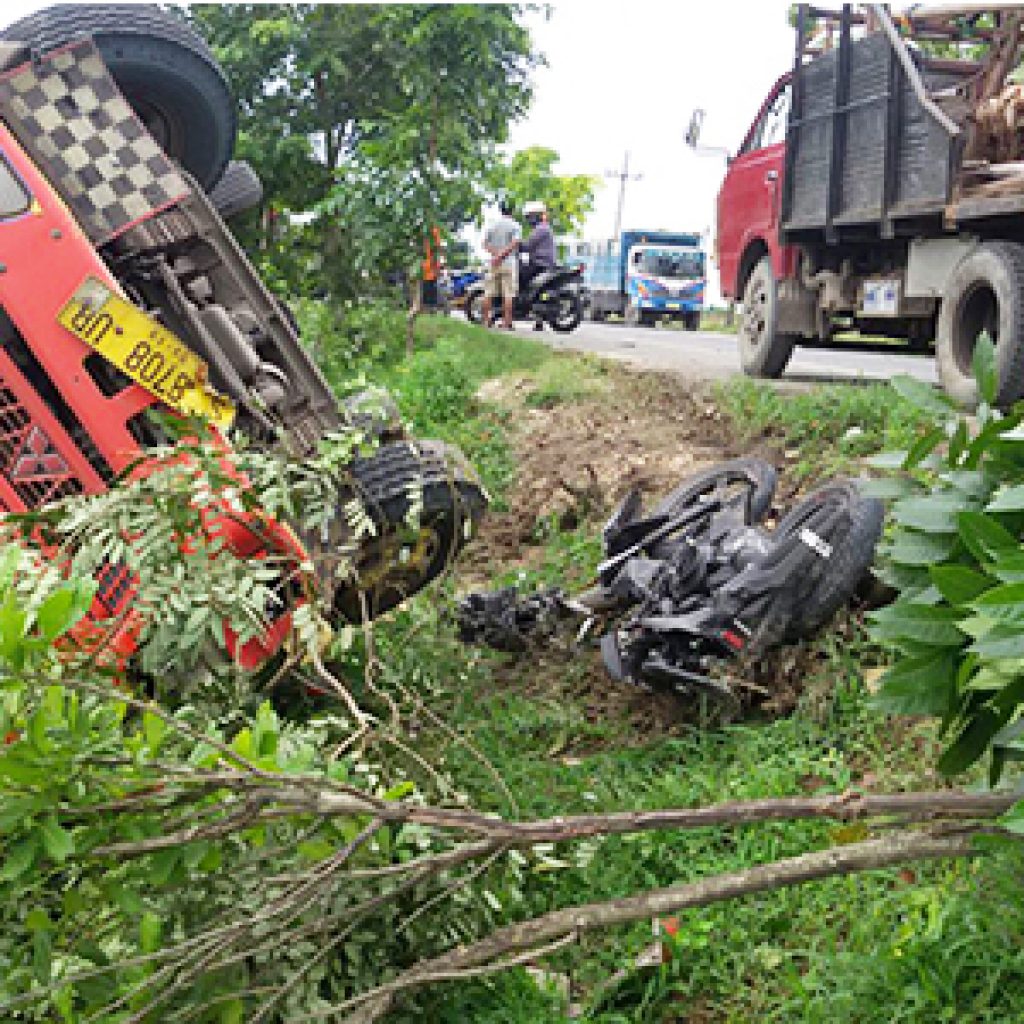 Dihantam Truk  Oleng di  Jalur Bojonegoro  Cepu Wanita Muda 