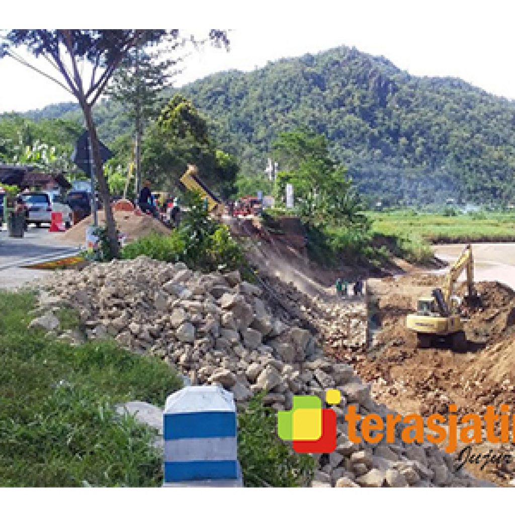 Bahu Jalan Yang Tergerus Aliran Sungai di Jalur Pacitan-Ponorogo, Mulai