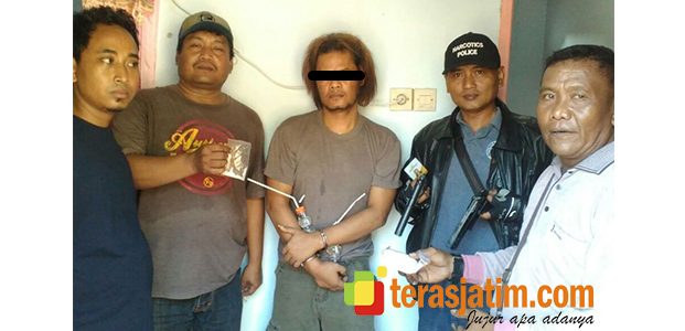 Tim Gabungan Gerebek Rumah Pengedar Narkoba di Pare Kediri Tim Gabungan Gerebek Rumah Pengedar Narkoba di Pare Kediri