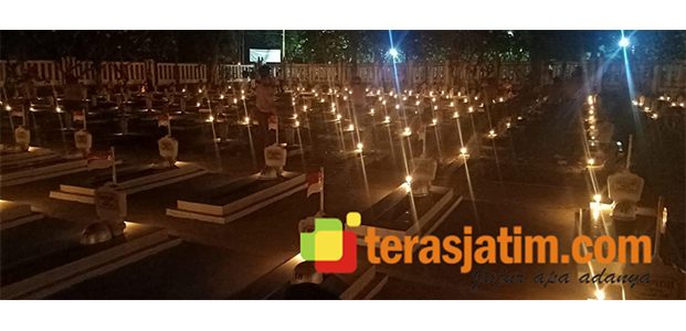 1000 Lilin Hiasi Malam Renungan di TMP Lamongan 1000 Lilin Hiasi Malam Renungan di TMP Lamongan