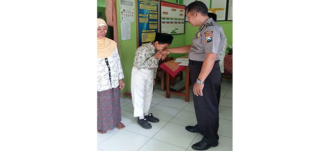 Setelah Dikurung Bersama Kucingnya, Bocah 11 Tahun Asal Kanor Bojonegoro Akhirnya Kembali Sekolah Setelah Dikurung Bersama Kucingnya, Bocah 11 Tahun Asal Kanor Bojonegoro Akhirnya Kembali Sekolah