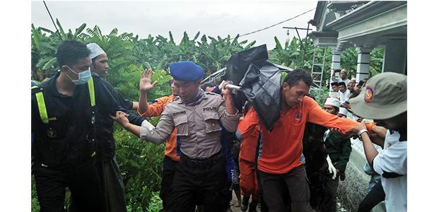3 Jasad Santri Langitan Ditemukan di Bengawan Solo, 4 Masih Dicari 3 Jasad Santri Langitan Ditemukan di Bengawan Solo, 4 Masih Dicari