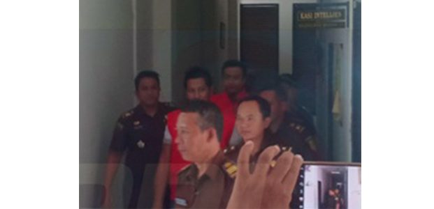 2 Tersangka Kasus Dugaan Korupsi Pasar Pragaan Sumenep Ditahan 2 Tersangka Kasus Dugaan Korupsi Pasar Pragaan Sumenep Ditahan