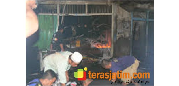 2 Toko Sembako di Mangaran Situbondo Ludes Dilalap Api 2 Toko Sembako di Mangaran Situbondo Ludes Dilalap Api