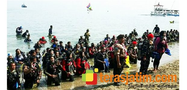 221 Penyelam Wanita, Kibarkan Merah Putih di Dasar Laut Pasir Putih Situbondo 221 Penyelam Wanita, Kibarkan Merah Putih di Dasar Laut Pasir Putih Situbondo