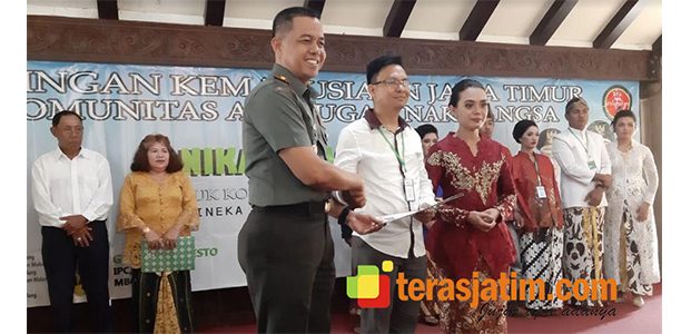283 Pasang Pengantin Ikut Nikah Massal di Pendopo Kabupaten Malang 283 Pasang Pengantin Ikut Nikah Massal di Pendopo Kabupaten Malang