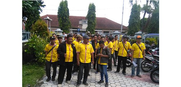 3 Bulan Tak Gajian, Puluhan Karyawan Mitra Kerja PLN Datangi Disnakertrans Jember 3 Bulan Tak Gajian, Puluhan Karyawan Mitra Kerja PLN Datangi Disnakertrans Jember