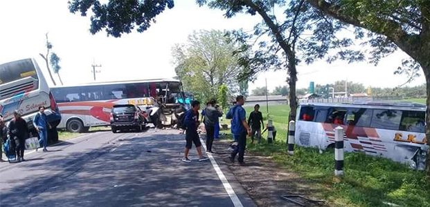 3 Bus dan Sebuah Mobil Tabrakan Karambol di Jalur Ngawi-Mantingan 3 Bus dan Sebuah Mobil Tabrakan Karambol di Jalur Ngawi-Mantingan