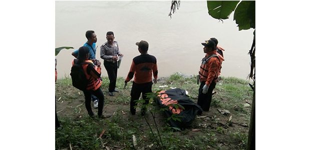 3 Hari Hilang, Jasad Pemuda asal Ponorogo Ditemukan Mengapung di Wilayah Bojonegoro 3 Hari Hilang, Jasad Pemuda asal Ponorogo Ditemukan Mengapung di Wilayah Bojonegoro