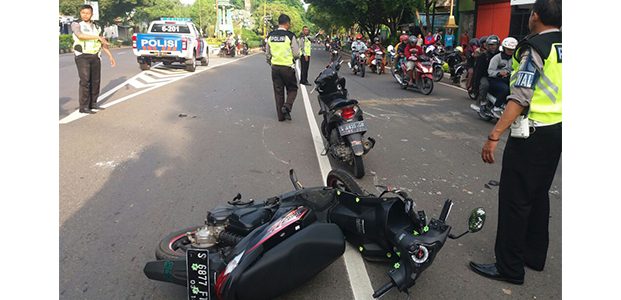 3 Motor Terlibat Kecelakaan di Gedongombo Tuban, Seorang Pelajar SMK Tewas 3 Motor Terlibat Kecelakaan di Gedongombo Tuban, Seorang Pelajar SMK Tewas