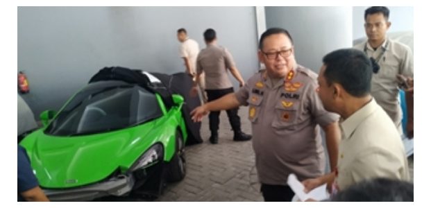 5 Mobil Mewah Yang Diamankan di Polda Jatim Dicek Fisik 5 Mobil Mewah Yang Diamankan di Polda Jatim Dicek Fisik
