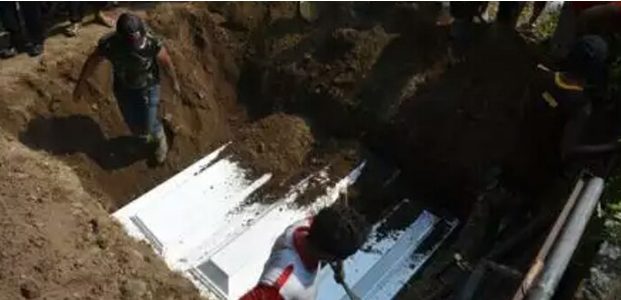 7 Jenazah Pelaku Bom Bunuh Diri di Surabaya Dimakamkan di Sidoarjo 7 Jenazah Pelaku Bom Bunuh Diri di Surabaya Dimakamkan di Sidoarjo