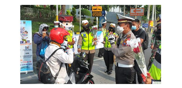 Hari Pertama Operasi Zebra Semeru, Polisi Surabaya Berikan Bunga dan Coklat ke Pengendara Hari Pertama Operasi Zebra Semeru, Polisi Surabaya Berikan Bunga dan Coklat ke Pengendara