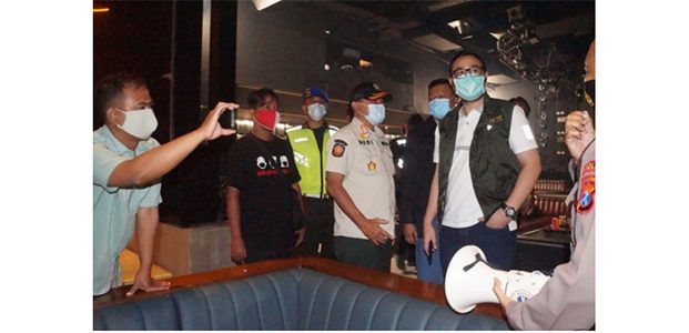 Nekat Buka di Tengah PPKM, Sebuah Tempat Hiburan Malam di Surabaya Disegel Nekat Buka di Tengah PPKM, Sebuah Tempat Hiburan Malam di Surabaya Disegel