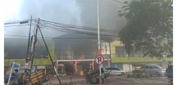 Pasar Kembang Surabaya Dilalap Jago Merah, Puluhan Mobil Damkar Dikerahkan Pasar Kembang Surabaya Dilalap Jago Merah, Puluhan Mobil Damkar Dikerahkan