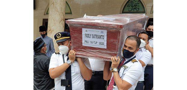 Tiba di Surabaya, Jenazah Co Pilot Fadly Satrianto Dimakamkan di Keputih Tiba di Surabaya, Jenazah Co Pilot Fadly Satrianto Dimakamkan di Keputih